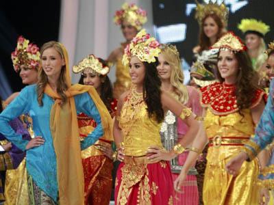 Cantiknya Para Kontestan Miss World 2013 dalam Balutan Baju Daerah Indonesia